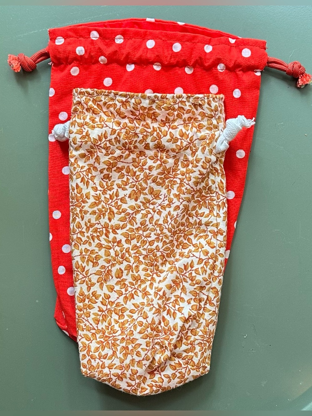 Set of two drawstring bags • toiletry bags • gift bags